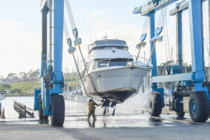 premium-reparaciones-barcos-fuera-del-agua-levantado